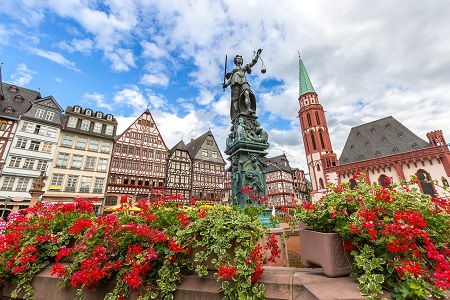Frankfurt,Old,Town,With,The,Justitia,Statue.,Germany 南德不思議、聖誕市集~夢幻新天鵝堡、絕美中世紀古城、黑森林湖區、德國大城小鎮八日